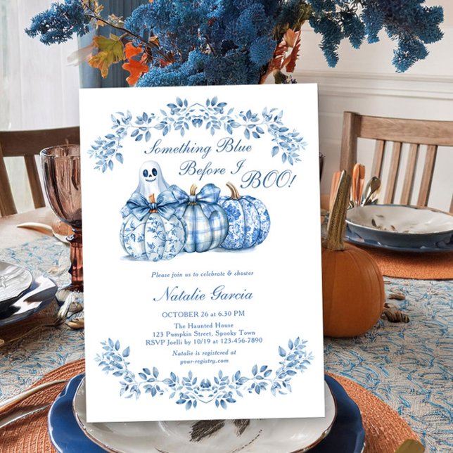 Invitación Algo azul antes de boicotear la ducha de novia de  (Something Blue before I Boo Chinoiserie Blue Bridal Shower Invitation for Halloween by Darling & May)