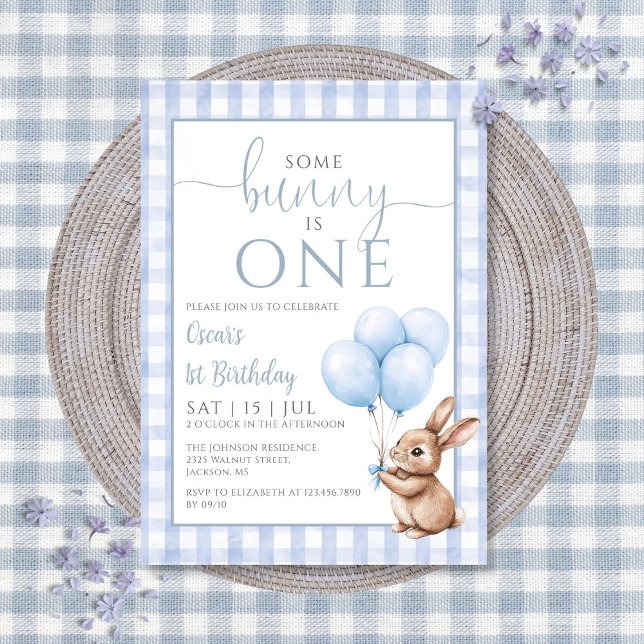 Invitación Algun conejo es un cumpleaños de 1 año con globos  (Some Bunny Is One Blue Balloons 1st Birthday Party Invitation)