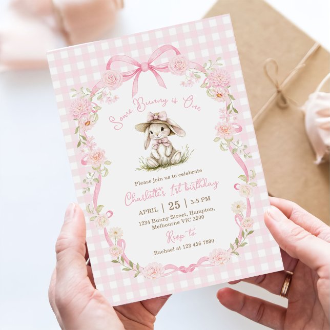 Invitación Algun conejo tiene un lazo rosa de gingham cumple  (Subido por el creador)