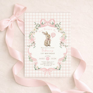 Invitación Algún conejo tiene un lazo rosa de gingham en su 1
