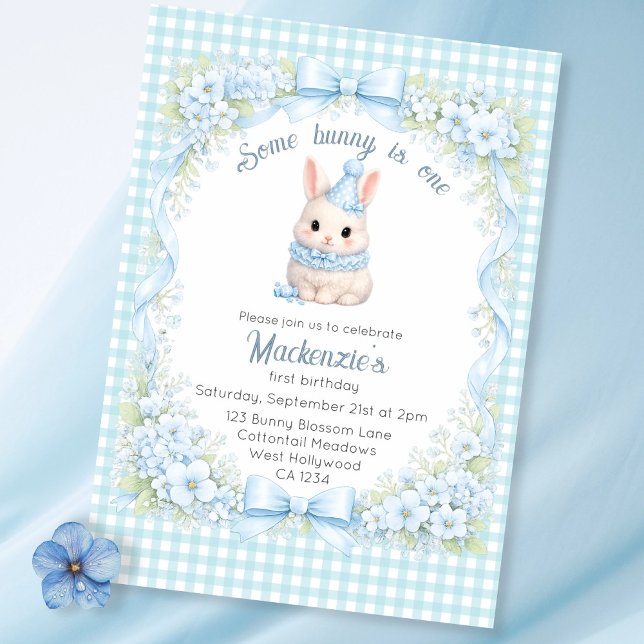 Invitación Alguno conejito es uno Cumpleaños Personalizado (Gingham Some Bunny Is One Cute Personalized Invitations by Ricaso. Blue Gingham and Rabbit Birthday)