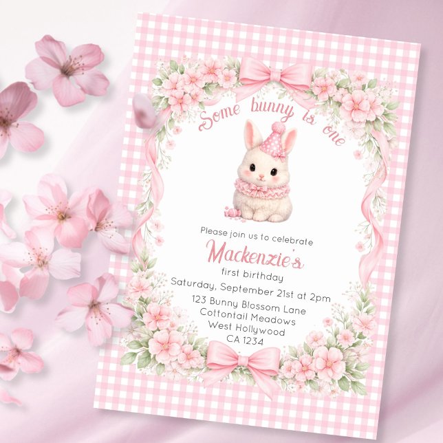 Invitación Alguno conejito es uno Cumpleaños Personalizado (Gingham Some Bunny Is One Birthday Personalized Invitation
by Ricaso. Pink bunny rabbit in party hat)