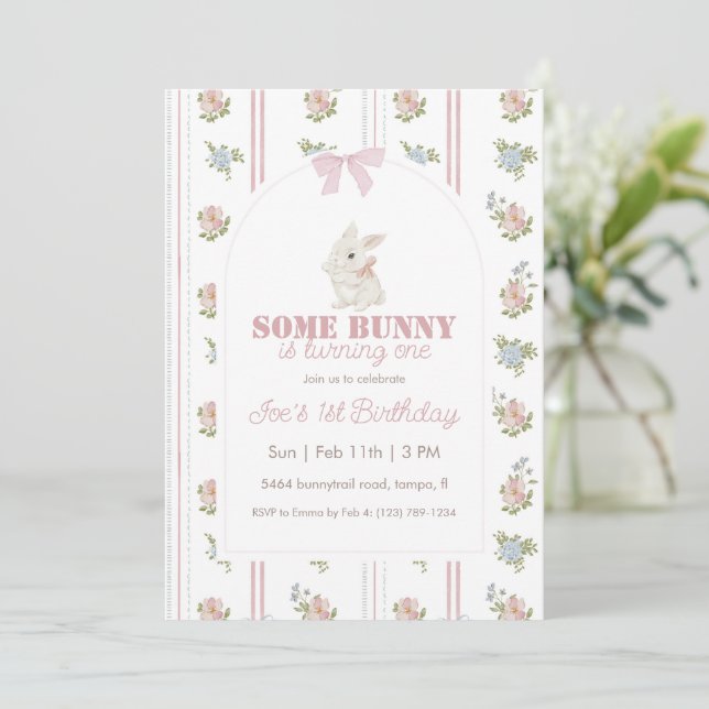 Invitación Alguno Conejo Floral Raya 1er Cumpleaños (Anverso de pie)