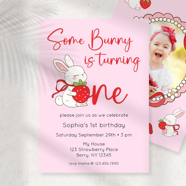 Invitación Alguno Conejo Fresa 1er Cumpleaños Foto (Subido por el creador)