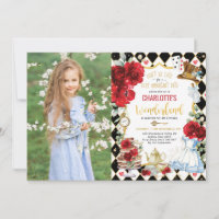 Alicia roja en el té de cumpleaños de Maravilla