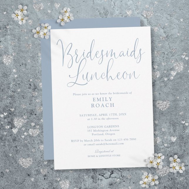 Invitación Almuerzo de Damas de Honor en Azul Polvo Elegante (Dusty Blue Elegant Script Bridesmaids Luncheon Invitation)