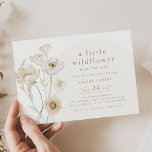 Invitación ALYSSA Floral Boho Little Wildflower Baby Shower<br><div class="desc">Esta florida y pequeña ducha de flores silvestres de la colección Alyssa es perfecta para una ducha de bebé de primavera o verano. El diseño botánico presenta flores silvestres blancas y textos dorados con un elegante toque moderno. Personalice la parte posterior con una invitación de género y/o cualquier otro detalle...</div>