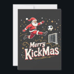 Invitación Amantes del fútbol de Papá Noel y Feliz Kickmas<br><div class="desc">Navidades diseño de futbolistas,  Santa que juega fútbol,  Navidades y humor futbolístico,  Diseño deportivo festivo,  Santa Claus con balón de fútbol,  Navidades divertidos,  diseño de aficionados a los deportes de vacaciones,  juego de palabras de Navidades de futbolistas,  espíritu de Navidades,  diversión en el fútbol festivo</div>