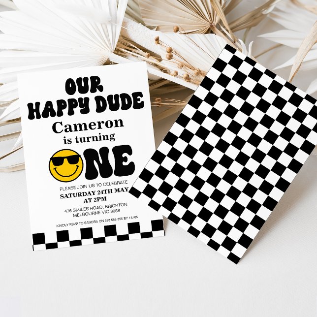 Invitación Amarillo Blanco Negro Nuestro Feliz Amigo Primer C (Happy dude 1st birthday invitation for boy featuring some retro text, checkerboard pattern and face.)