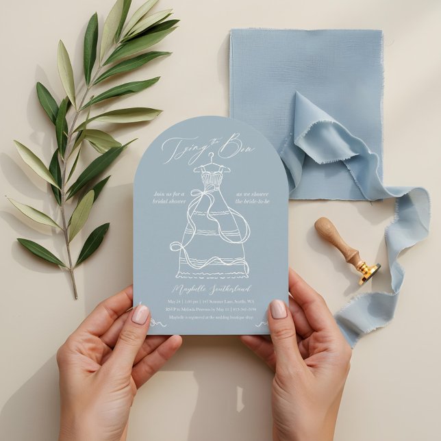 Invitación Amarrando la cortina de Boda de boceto vestido con (Tying the Bow Sketch Wedding Dress Bridal Shower Invitation)