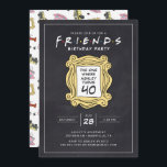 Invitación AMIGOS™ | Chalkboard 40th Birthday Invitation<br><div class="desc">Celebra tu 40 cumpleaños con esta invitación temática de los AMIGOS™, inspirada en el icónico programa de televisión. Personalízalo con los detalles de tu fiesta para crear una invitación memorable que encantará a los fans de la serie. Ideal para añadir un toque de nostalgia de los años 90 a tu...</div>