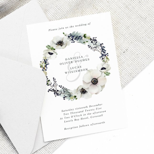 Invitación Anemones y bayas Wreath Blue Winter Wedding (Subido por el creador)