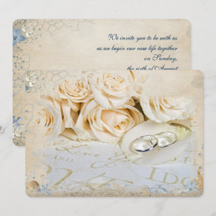 Invitación anillos de boda sobre pétalo rosa