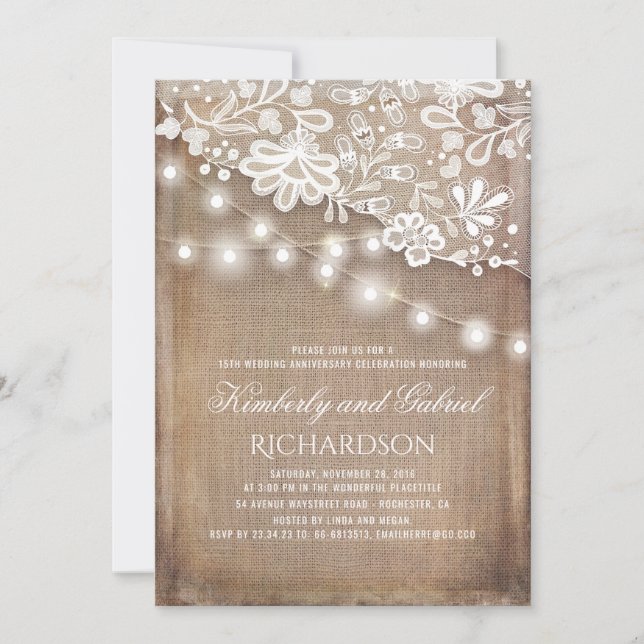 Invitación Aniversario de Boda de Arpillera Rústica y Luces d (Anverso)