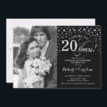 Invitación Aniversario de bodas 20 - Plata Negro<br><div class="desc">Invitación de aniversario de bodas 20 con foto. Diseño elegante en plata y negro con letra cursiva y confeti de diamantes. Se puede personalizar para mostrar cualquier año de matrimonio. ¡Salud por 20 años!</div>
