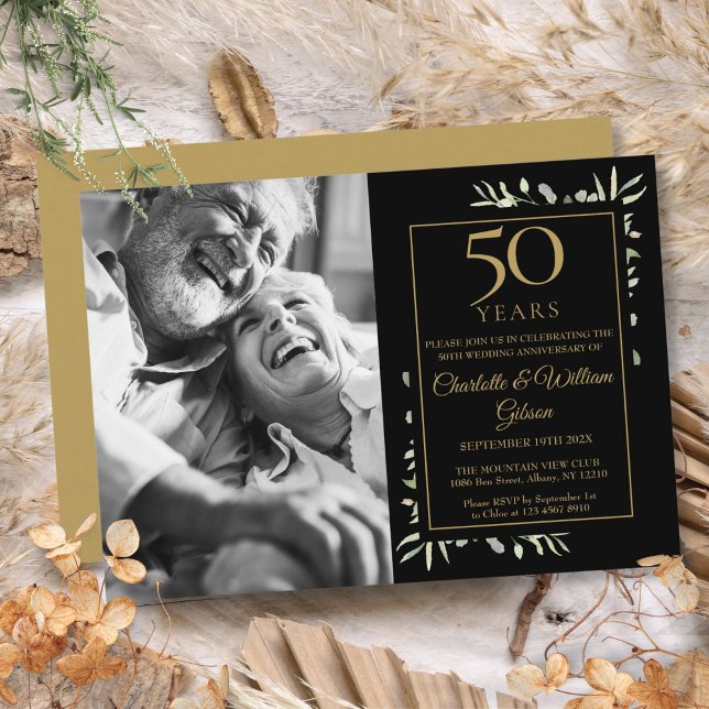 Invitación Aniversario de Bodas 50 años Foto en negro y dorad (50th Wedding Anniversary Black Gold Greenery Photo Invitation)