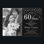 Invitación Aniversario de bodas de 60 años - Negro Plateado<br><div class="desc">Invitación de aniversario de bodas de 60 años con foto. Diseño elegante en plateado y negro con letra cursiva y confeti de diamantes. Se puede personalizar para mostrar cualquier año de matrimonio. ¡Salud por 60 años!</div>
