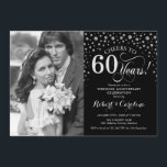 Invitación Aniversario de bodas de 60 años - Negro Plateado<br><div class="desc">Invitación de aniversario de bodas de 60 años con foto. Diseño elegante en plateado y negro con letra cursiva y confeti de diamantes. Se puede personalizar para mostrar cualquier año de matrimonio. ¡Salud por 60 años!</div>