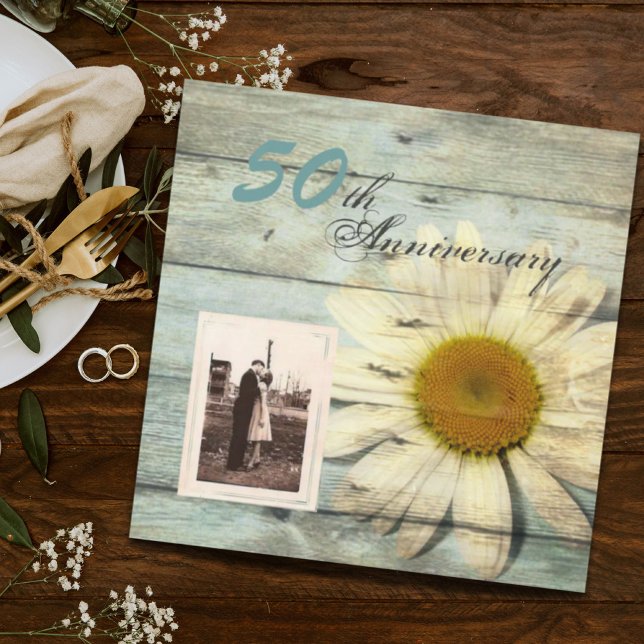 Invitación aniversario de bodas de madera de granero de 50 añ (barnwood country daisy 50th wedding anniversary invitation)