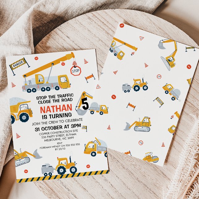 Invitación Aniversario de la Construcción Rojo Amarillo Moder (Stop the traffic close the road, construction themed birthday invitation featuring various vehicles )