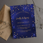 Invitación Aniversario de las estrellas de oro azul marino añ<br><div class="desc">Una glamorosa invitación a la fiesta de cumpleaños para él y ella. Un fondo azul marino adornado con falsas estrellas doradas. El color azul es desigual. Personalice y agregue un nombre y detalles del fiesta. Añade año de nacimiento y año de celebración. De vuelta: fondo azul marino y estrellas doradas....</div>