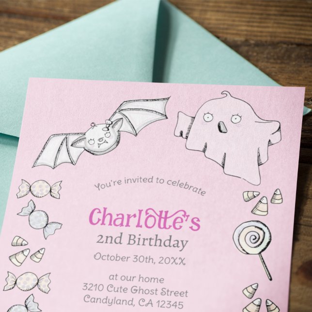 Invitación Aniversario de los niños de Halloween de dulce dul (Cute Pink Halloween Kids Birthday Invitation. Hand Drawn Adorable Baby Bat, Ghost, Candy, Lolipops.)