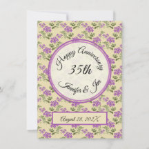 Aniversario de violetas púrpuras en amarillo pálid