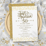 Invitación Aniversario del 50° Boda recién casado<br><div class="desc">Con delicados corazones de amor dorados confetti. Personalice con su especial información del cincuentenario dorado en letras de oro de moda. Diseñado por Thisisnotme©</div>