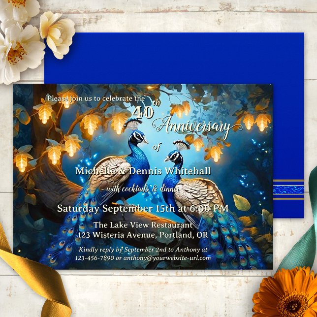 Invitación Aniversario del Boda de Peacock romántico artístic (An elegant wedding anniversary invitation showing a painting of two peacocks in a festively lit tree)