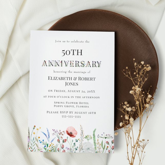Invitación Aniversario del Boho Watercolor Flor silvestre (Boho Wildflowers Anniversary Party Invitation on white table with dark brown plate)