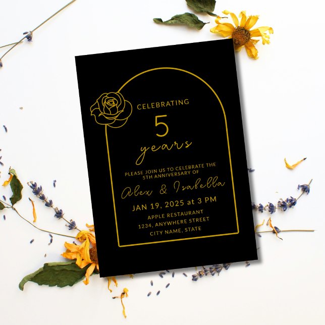 Invitación Aniversario del quinto Boda del negro y el oro mod (Modern, elegant, minimalist black and gold custom 5th year wood wedding anniversary invitation.png)