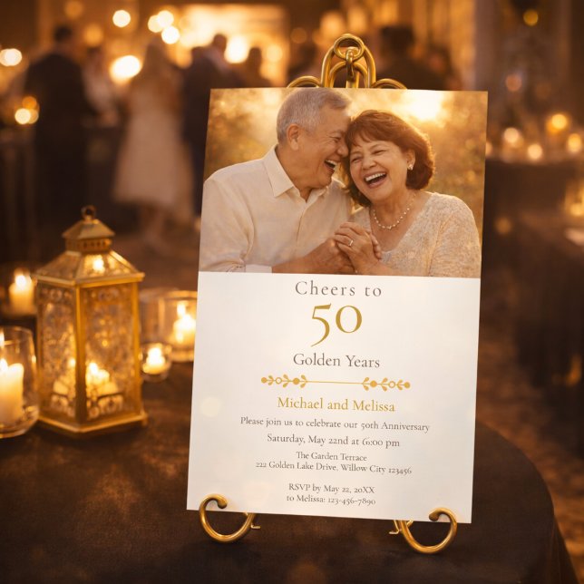 Invitación Aplausos románticos a 50 años dorados (Elegant gold anniversary invite displayed at a romantic candlelit venue entrance)