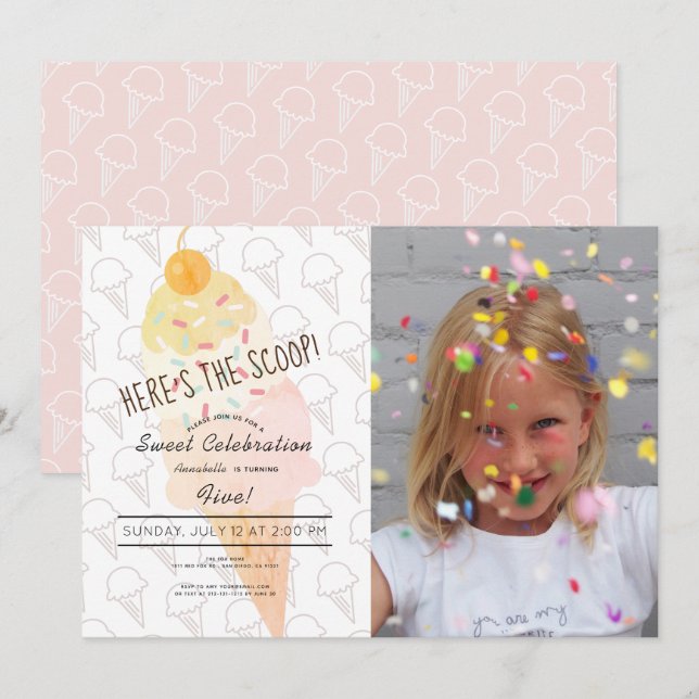 Invitación Aquí está el cumpleaños de la foto rosa de Scoop I (Anverso / Reverso)