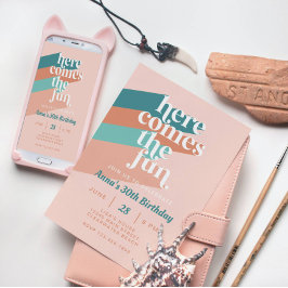 Invitación Aquí viene el divertido retro Boho 30 Fiesta de cu