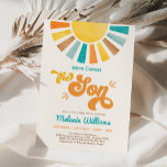 Invitación Aquí viene el hijo retro Sun Boy Baby Shower<br><div class="desc">Con un diseño retro de sol,  esta invitación es una maravillosa mezcla de estética nostálgica y funcionalidad contemporánea. El motivo es un conjunto impresionante de tonos amarillos,  azules,  naranjas y terracota que crean un ambiente cálido y acogedor justo al lado.</div>