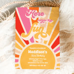 Invitación Aquí Viene La Divertida Fiesta De Cumpleaños Del B<br><div class="desc">Aquí viene la invitación a la fiesta de cumpleaños del Boho Sunshine divertido Todos los diseños son © PIXEL PERFECTION FIESTA LTD</div>