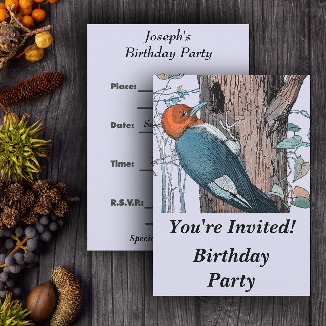 Invitación Árbol de carpintería de cabeza roja vintage (Red headed blue woodpecker on tree on light blue Birthday party invitations.)