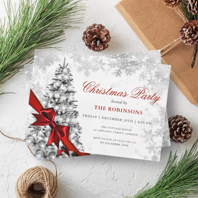 Invitación Árbol de pino de Navidad festivo, cinta de plata y (Festive Xmas Pine Tree, Silver & Red Ribbon Invitation)