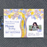 Invitación Árbol Purpurina Azul y Oro Bat Mitzvah<br><div class="desc">Celebra tu Bat Mitzvah con un árbol purpurinoso azul y dorado de diseño de vida. Las invitaciones presentan una foto con hojas azules brillantes sobre el suelo. Transfiera este diseño de árbol retorcido a otra tarjeta o decoración fiesta. Personaliza fácilmente el texto y lo reposiciona.</div>