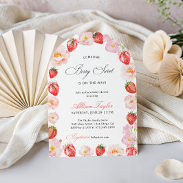 Invitación Arco de bebé floral con lazo de fresa rosa