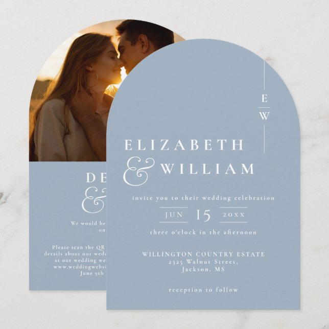 Invitación Arco de boda con código QR de monograma azul polvo (Anverso / Reverso)