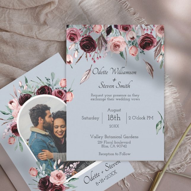 Invitación Arco de boda floral azul polvoriento y borgoña (Rustic Country Dusty Blue Blush and Burgundy Photo Wedding Invitation)