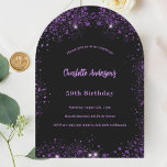 Invitación Arco de cumpleaños del purpurina morado negro<br><div class="desc">Invitación a la fiesta de cumpleaños 21 (o a cualquier edad) de niñas y mujeres. Delante: Un fondo negro de moda. Decorada con un purpurina falso morado oscuro. Personalice y agregue un nombre y detalles del fiesta. El nombre está escrito con un guión de estilo con letras a mano, letras...</div>