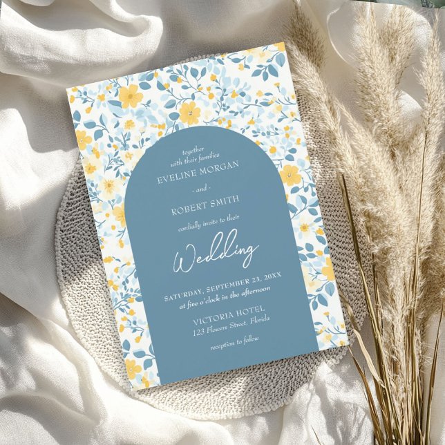 Invitación Arco de flores azul y amarillo de la cabaña (Watercolor blue and yellow cottage flowers arch invitation)