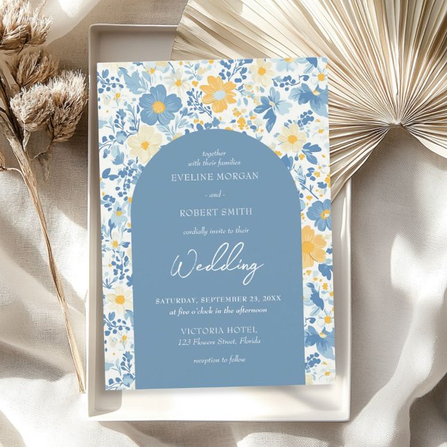 Invitación Arco de flores polvorientas primavera azul y amari (Spring dusty blue and yellow cottage flowers arch invitation)