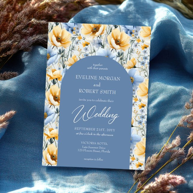 Invitación Arco de flores silvestres azules y amarillas del B (elegant light pastel blue and yellow wild flowers wedding invitation)