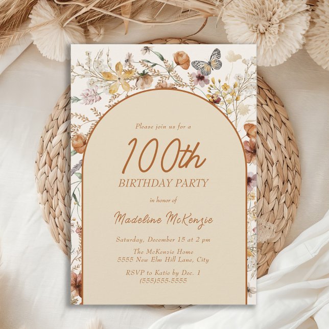 Invitación Arco de flores silvestres boho cumpleaños 100 (Boho wildflowers and arch 100th birthday party invitation for women.)