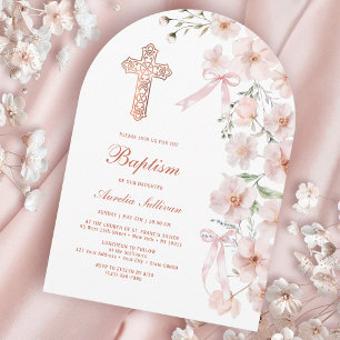 Invitación Arco de flores silvestres rosadas y lazos para Bau