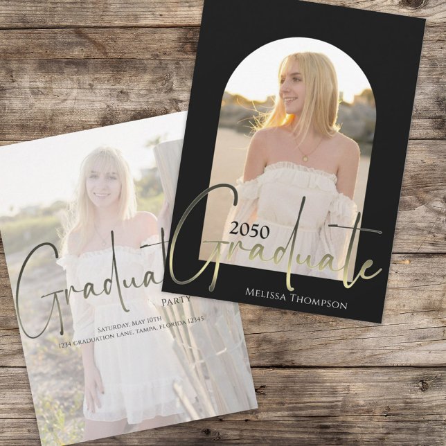 Invitación Arco de fotos de estilo blanco y negro para gradua (Graduation photo invitation announcement with gold calligraphy script. )