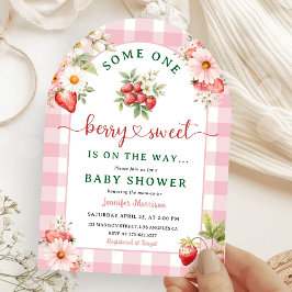 Invitación Arco de fresa de Chica de Baby Shower Berry rosa